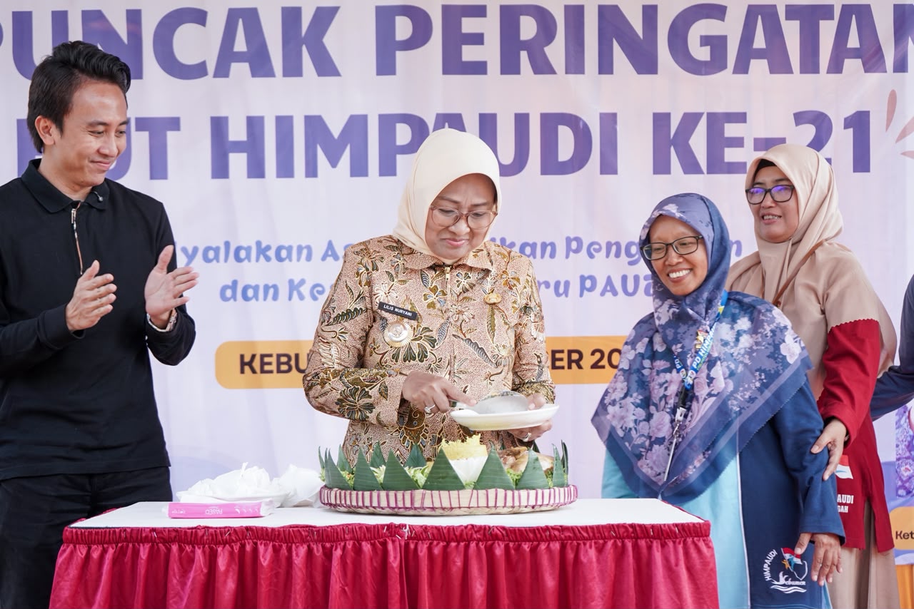 Peringatan HUT ke-21 HIMPAUDI di Pantai Mliwis