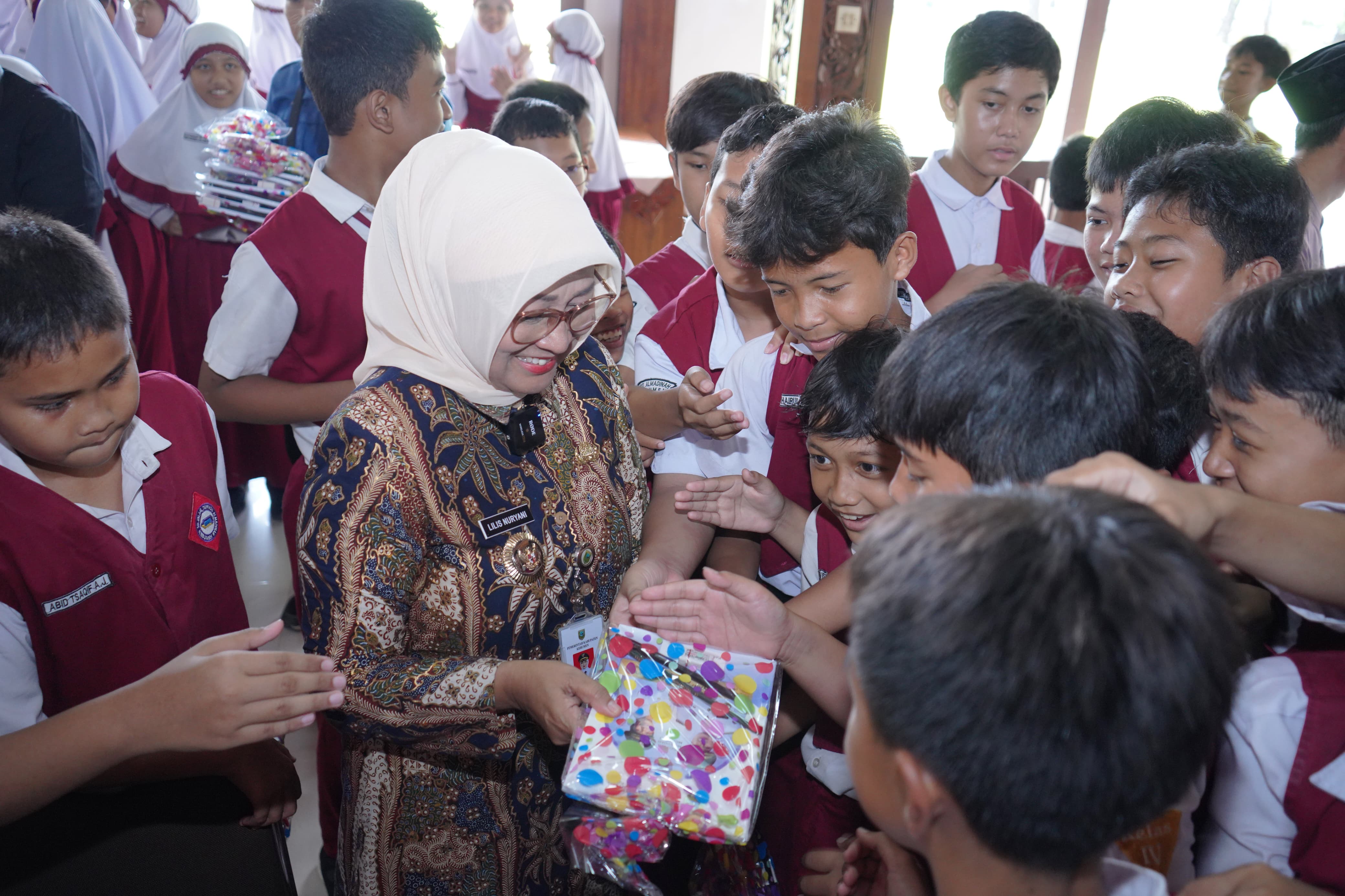 Bupati Lilis Nuryani Tanamkan Inspirasi Kepemimpinan kepada Siswa SDIT Al Madinah melalui Outdoor Study di Pendopo Kabumian