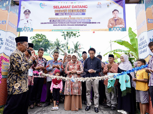 Aksi Bupati Lilis di Pasora: Beri uang ke anak-anak untuk borong dagangan lokal